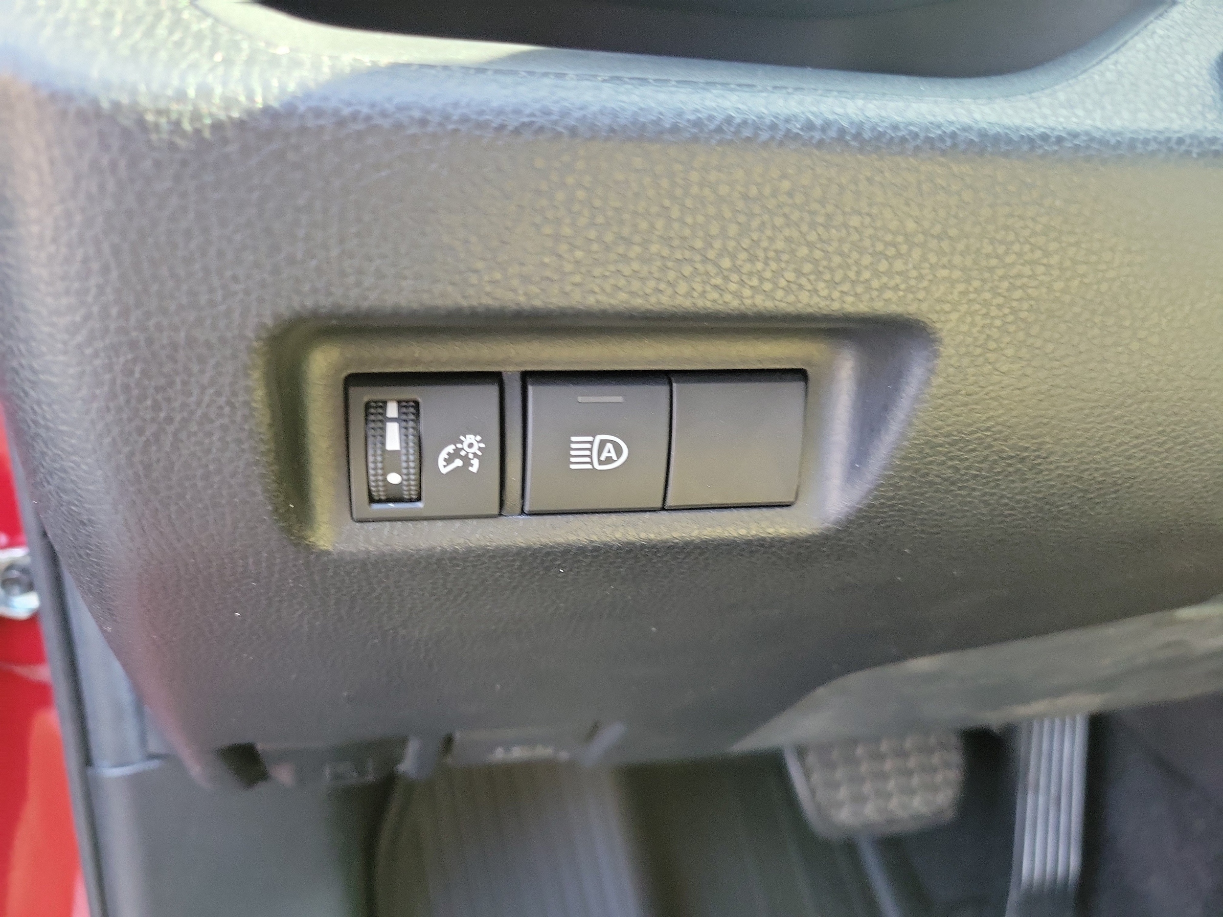 2020 Toyota RAV4 LE - Photo 24