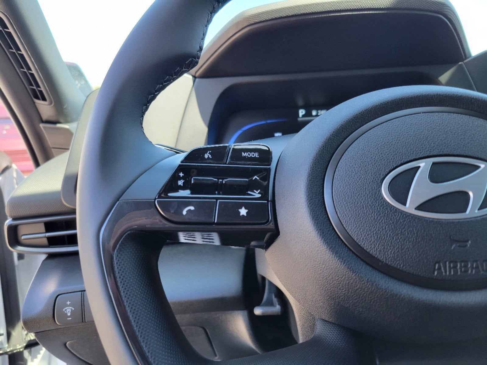2025 Hyundai Elantra SEL - Photo 14