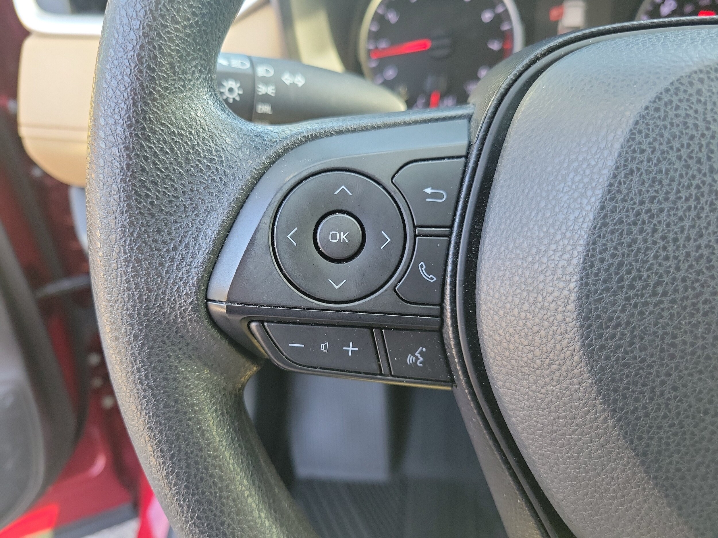 2020 Toyota RAV4 LE - Photo 26