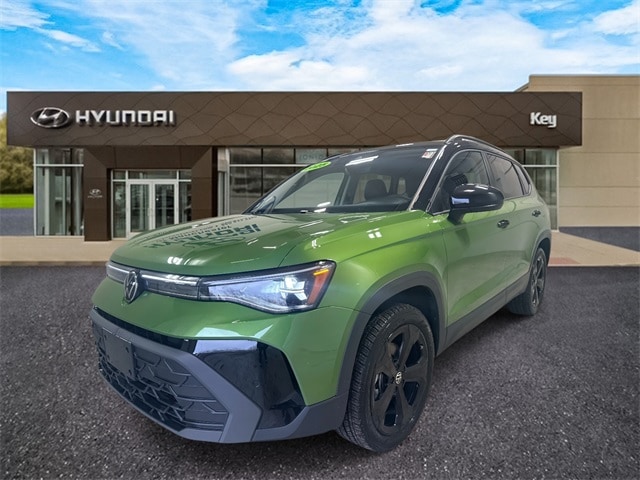 2025 Volkswagen Taos SE Black's photo