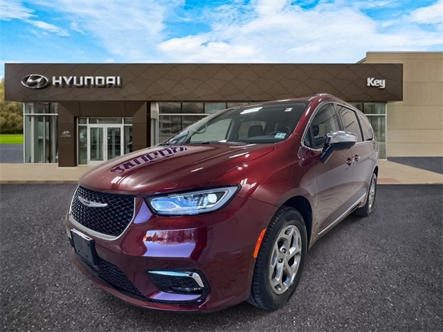 2023 Chrysler Pacifica Limited's photo