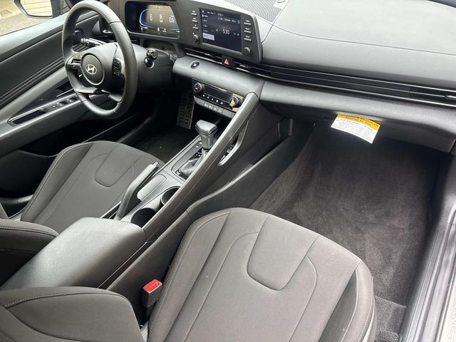 2025 Hyundai Elantra SEL - Photo 17