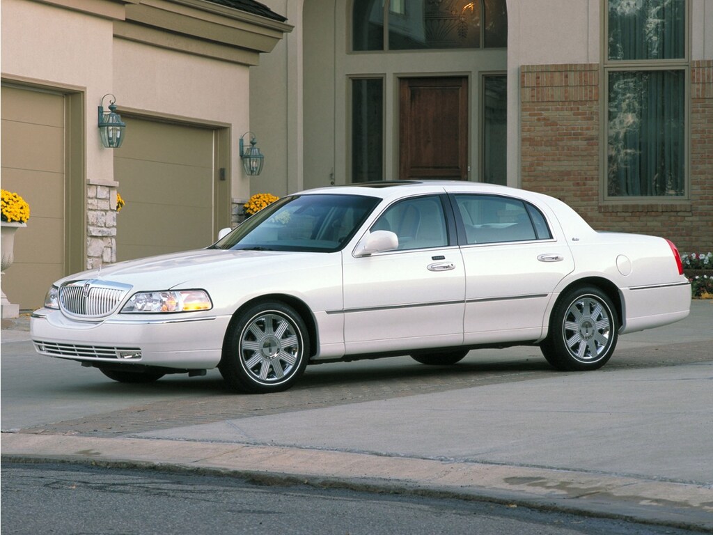 Used 2004 Lincoln Town Car Sedan