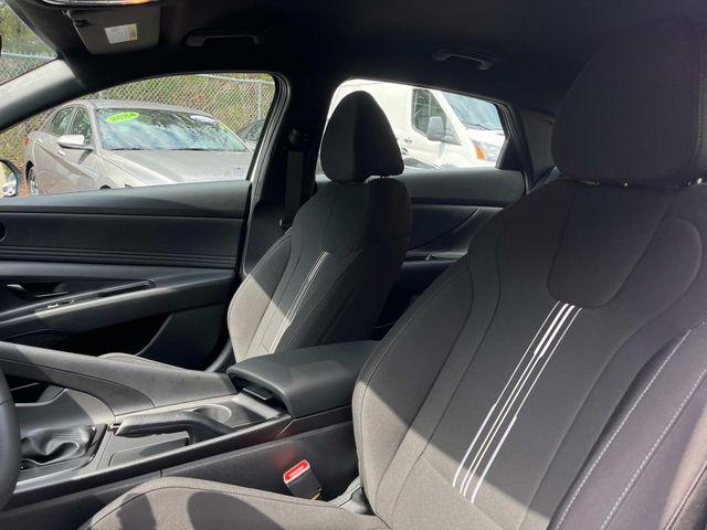 2025 Hyundai Elantra SEL - Photo 6