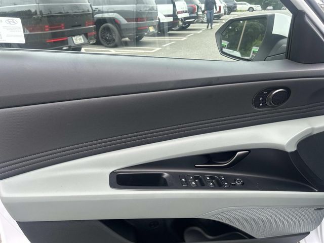 2025 Hyundai Elantra Limited - Photo 13