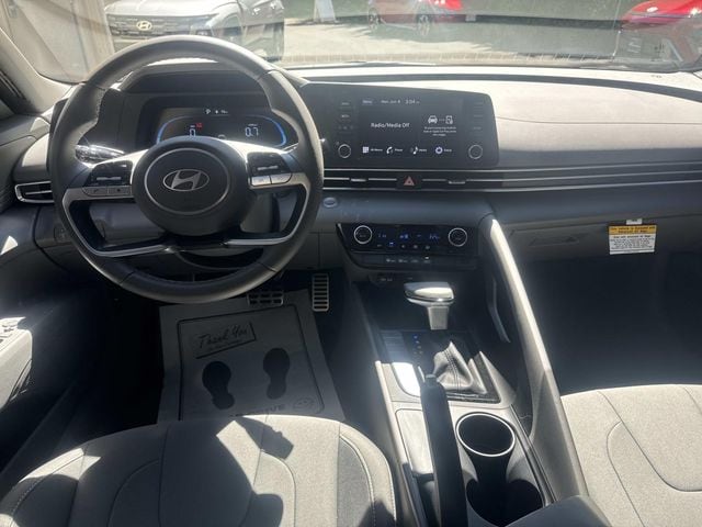 2025 Hyundai Elantra SEL - Photo 13