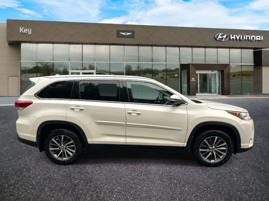 Used 2019 Toyota Highlander XLE V6 SUV