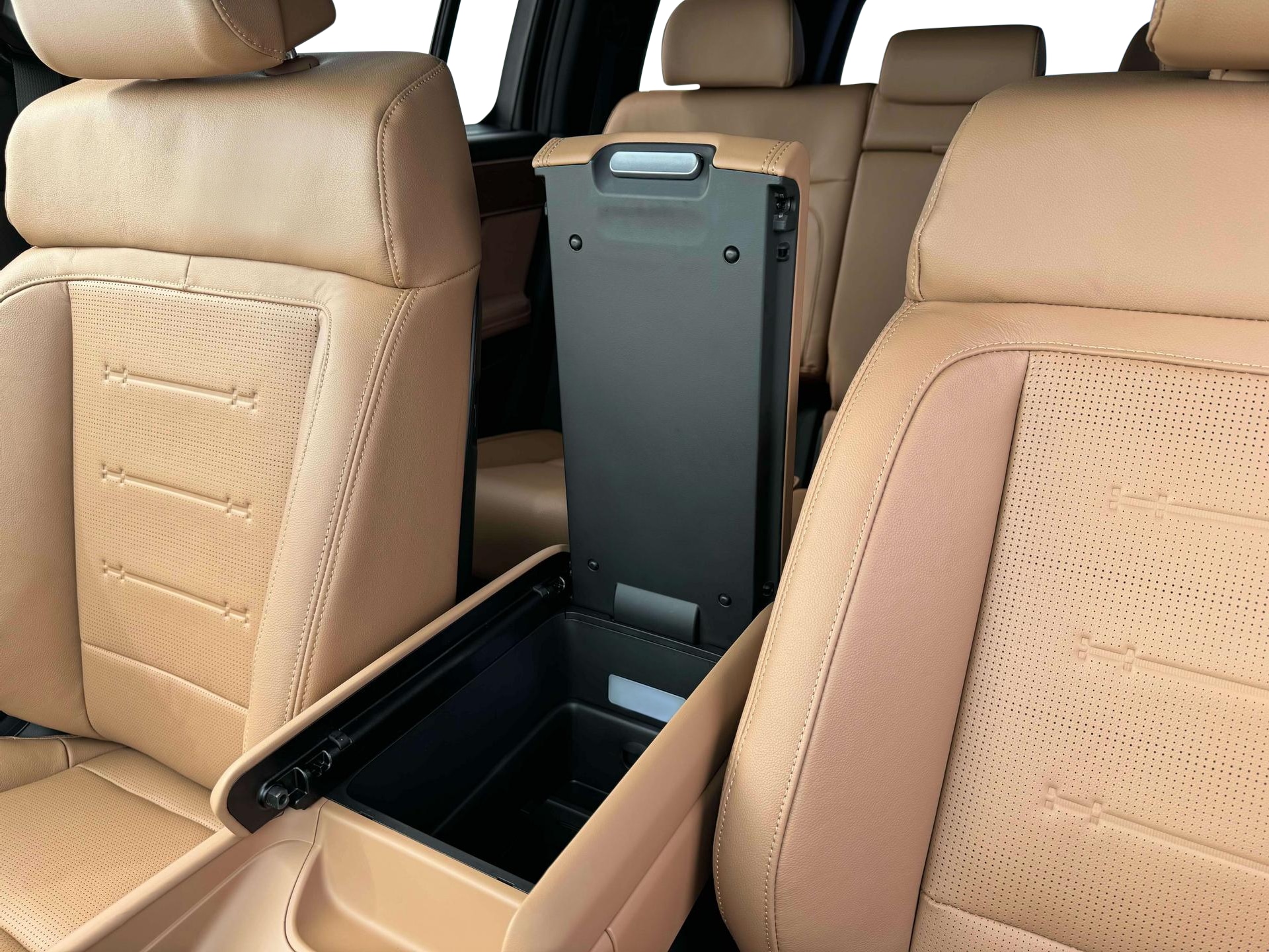 2025 Hyundai Santa Fe Limited - Photo 18