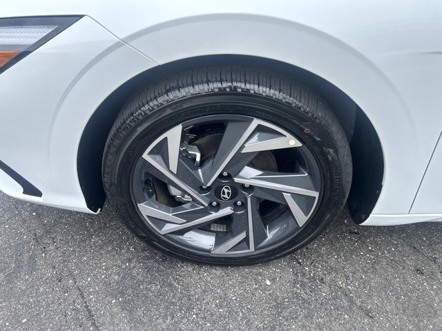 2025 Hyundai Elantra Limited - Photo 11
