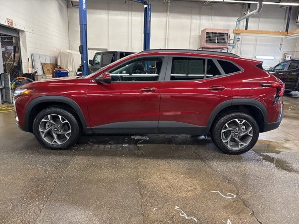 Used 2025 Chevrolet Trax LT SUV