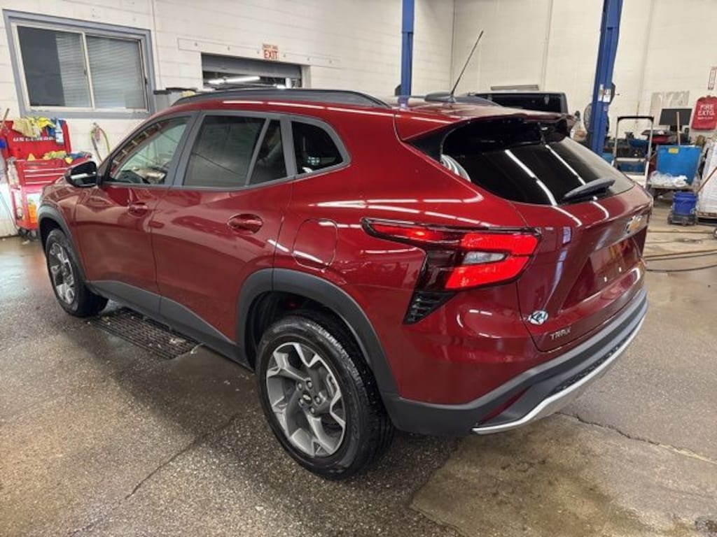 Used 2025 Chevrolet Trax LT SUV