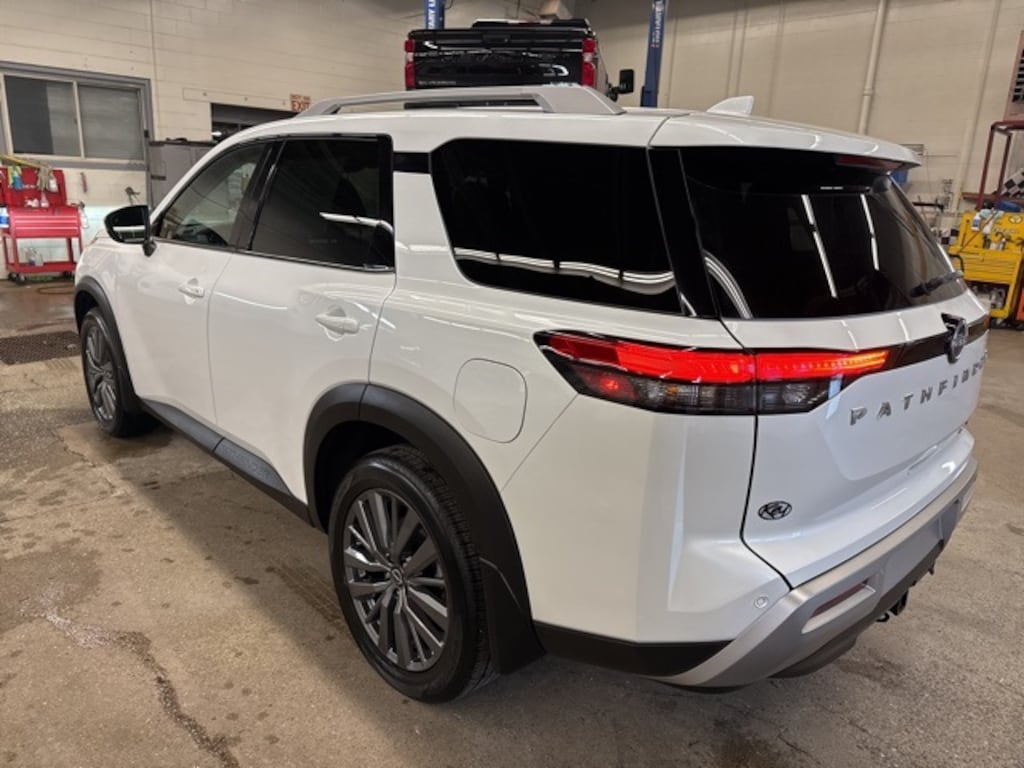 Used 2025 Nissan Pathfinder SL SUV