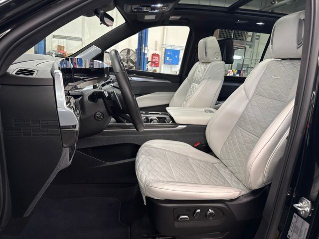 2025 Cadillac Escalade V-Series - Photo 12