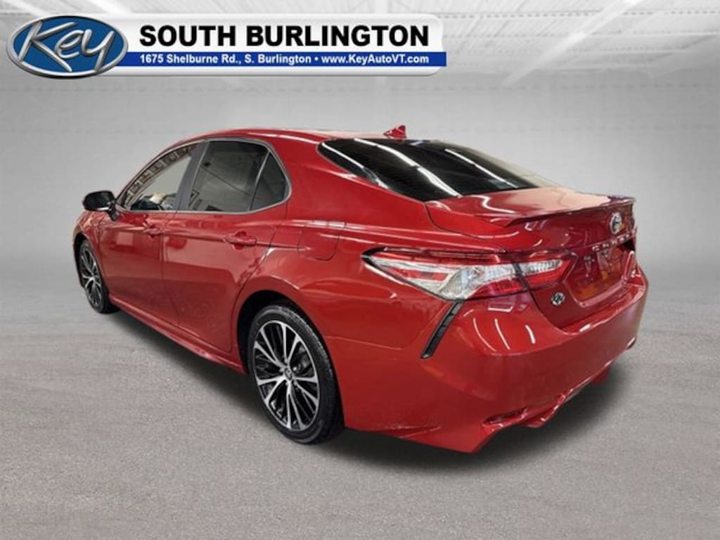 Used 2020 Toyota Camry SE Sedan