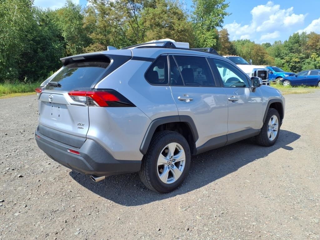 2021 Toyota RAV4 XLE photo 3