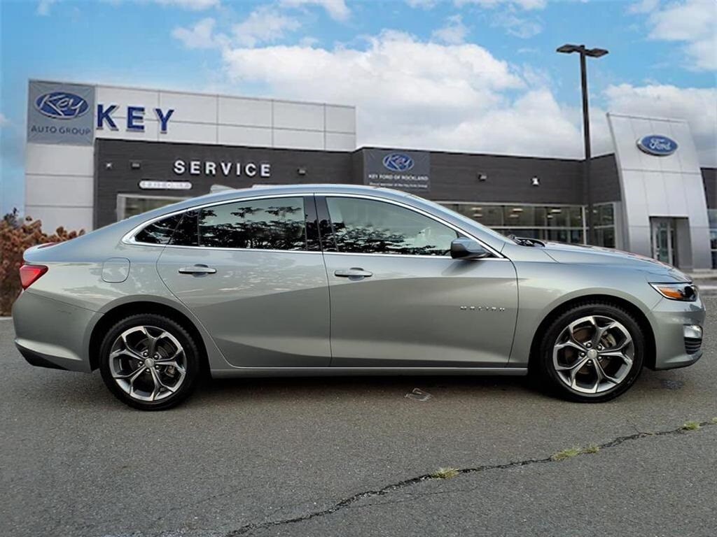 2023 Chevrolet Malibu 1LT photo 2