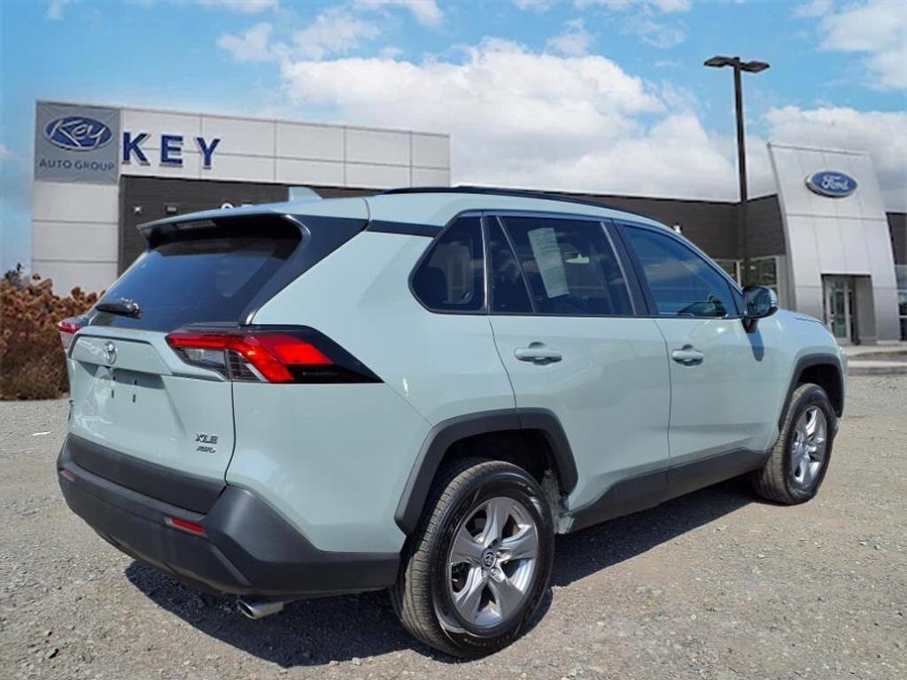 2022 Toyota RAV4 XLE photo 3