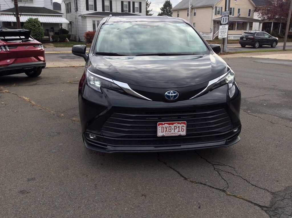 2025 Toyota Sienna XLE photo 3