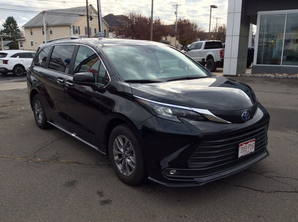 2025 Toyota Sienna XLE photo 2
