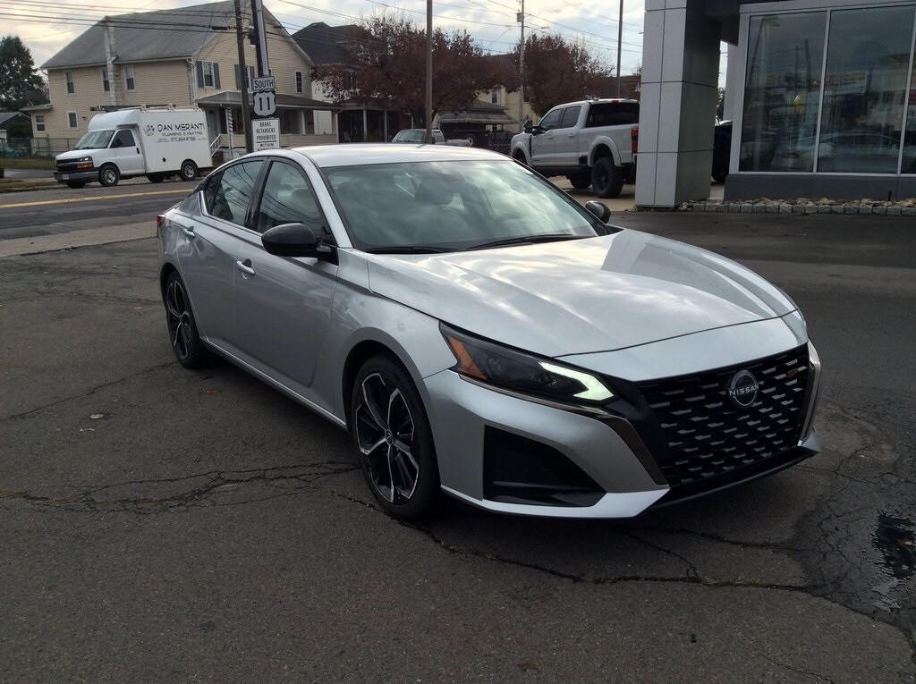 2024 Nissan Altima 2.5 SR photo 2