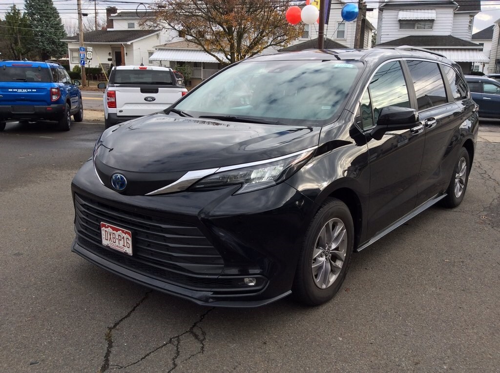 2025 Toyota Sienna XLE photo 4