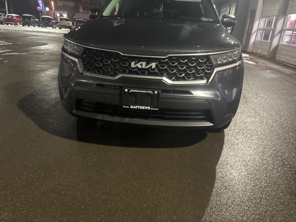 2022 Kia Sorento LX's photo