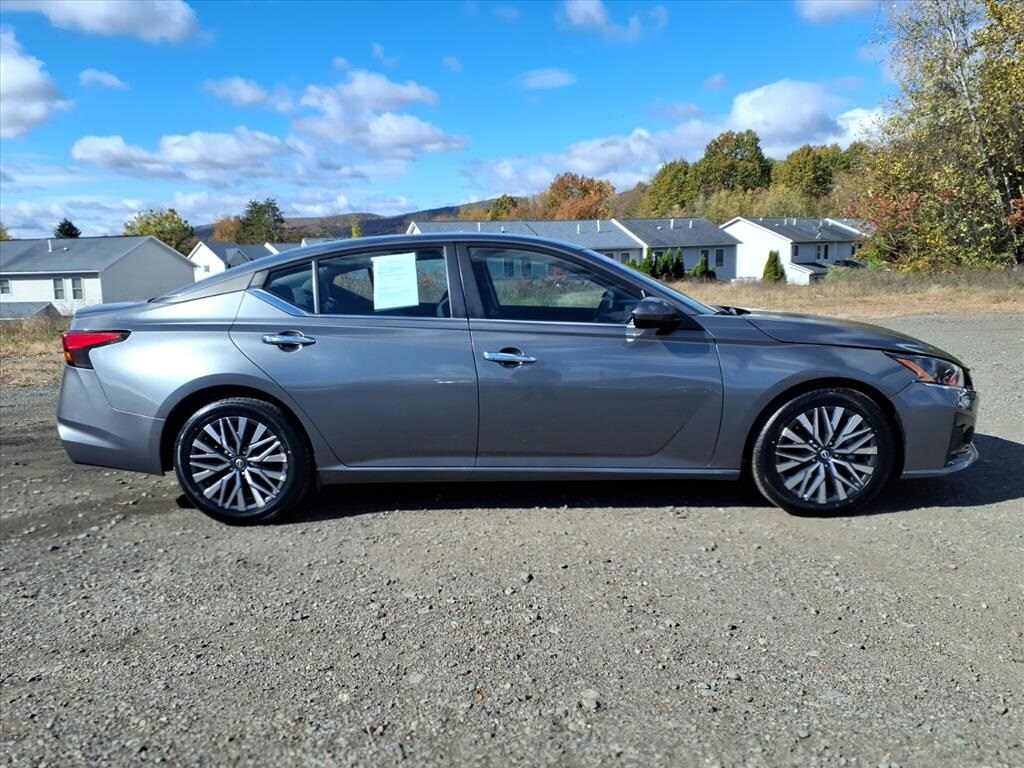 2023 Nissan Altima 2.5 SV photo 2