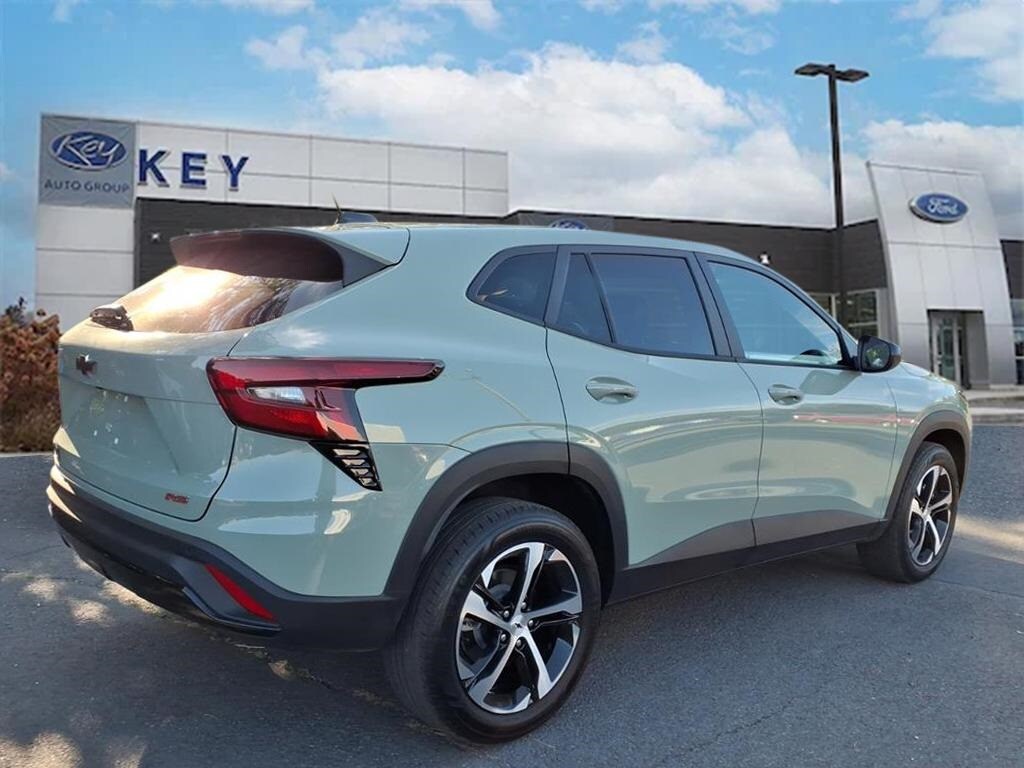 2024 Chevrolet Trax photo 2
