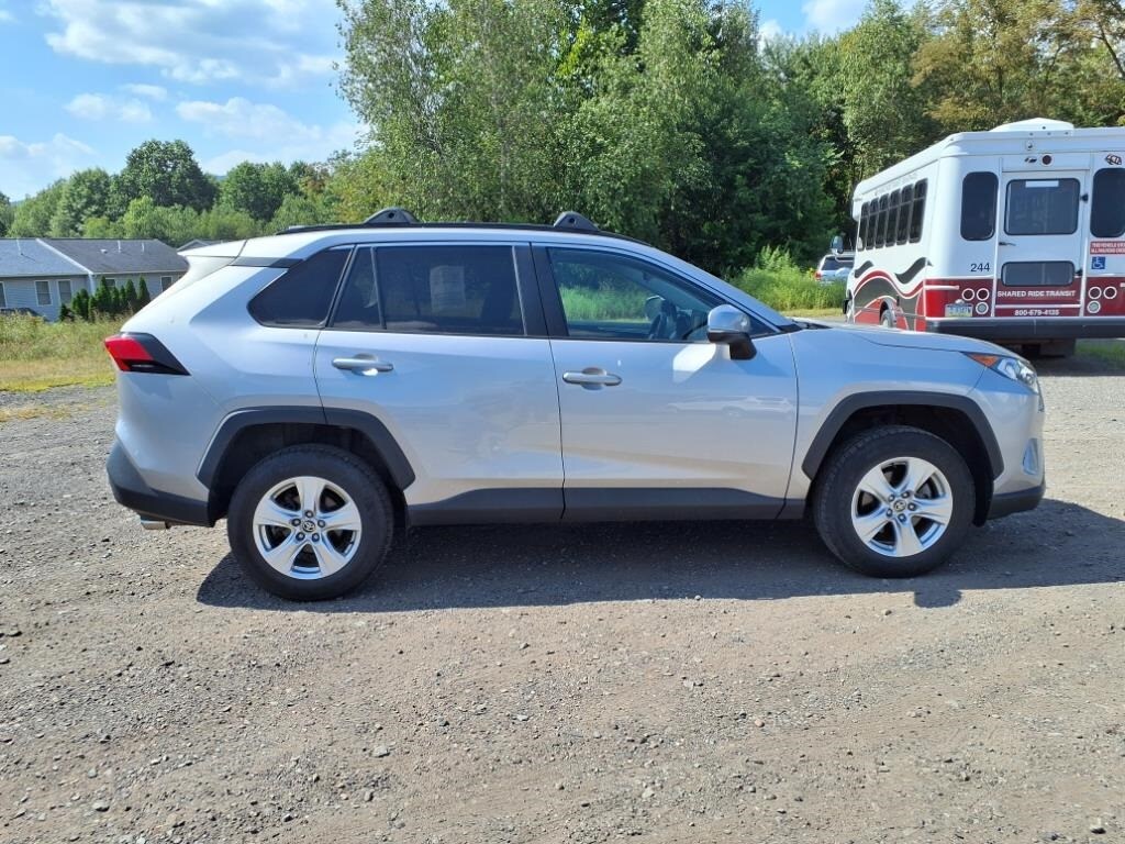 2021 Toyota RAV4 XLE photo 2