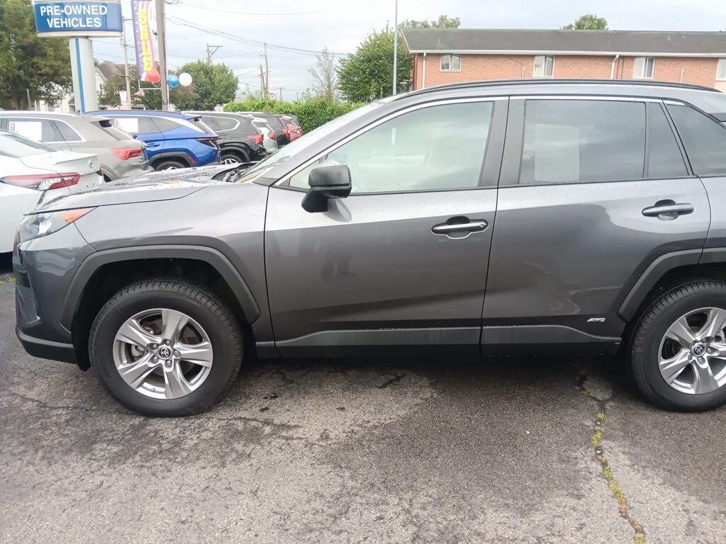 2022 Toyota RAV4 Hybrid LE photo 4
