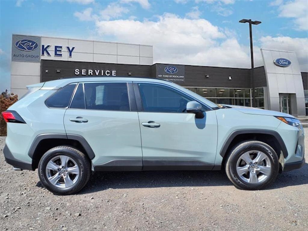 2022 Toyota RAV4 XLE photo 2