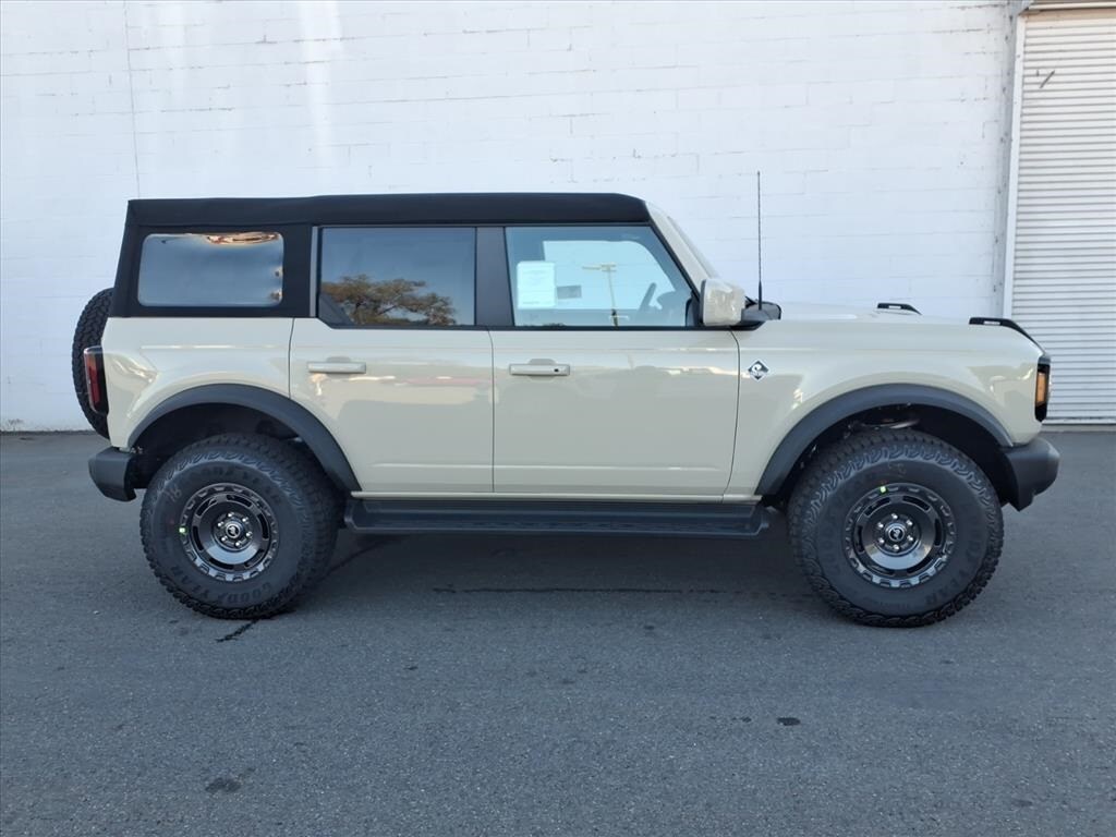 2025 Ford Bronco Outer Banks photo 2