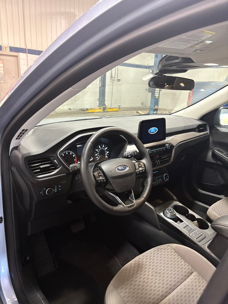 2022 Ford Escape SE photo 2