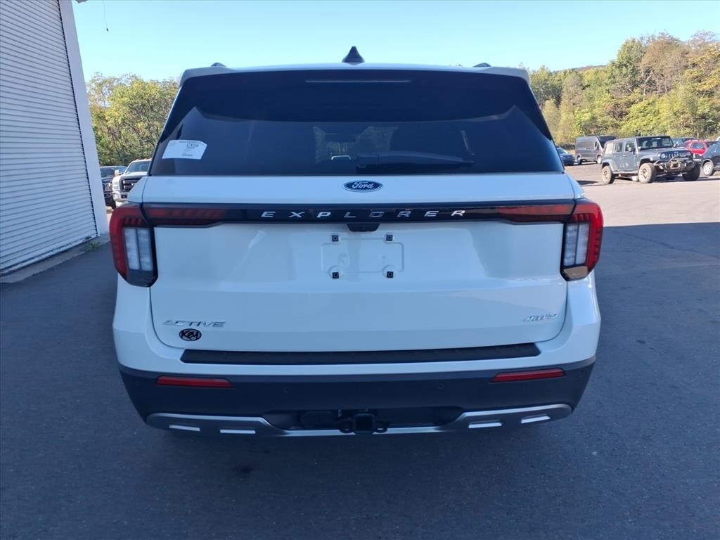 2025 Ford Explorer photo 4