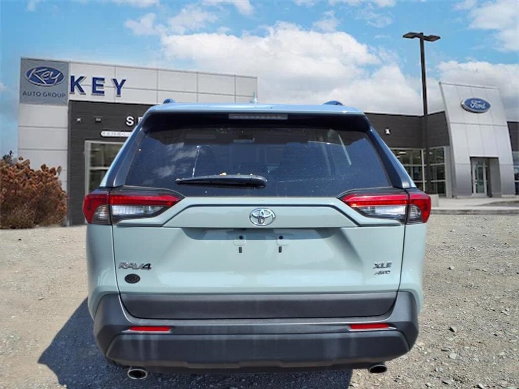 2022 Toyota RAV4 XLE photo 4