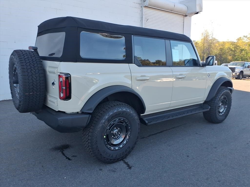 2025 Ford Bronco Outer Banks photo 3