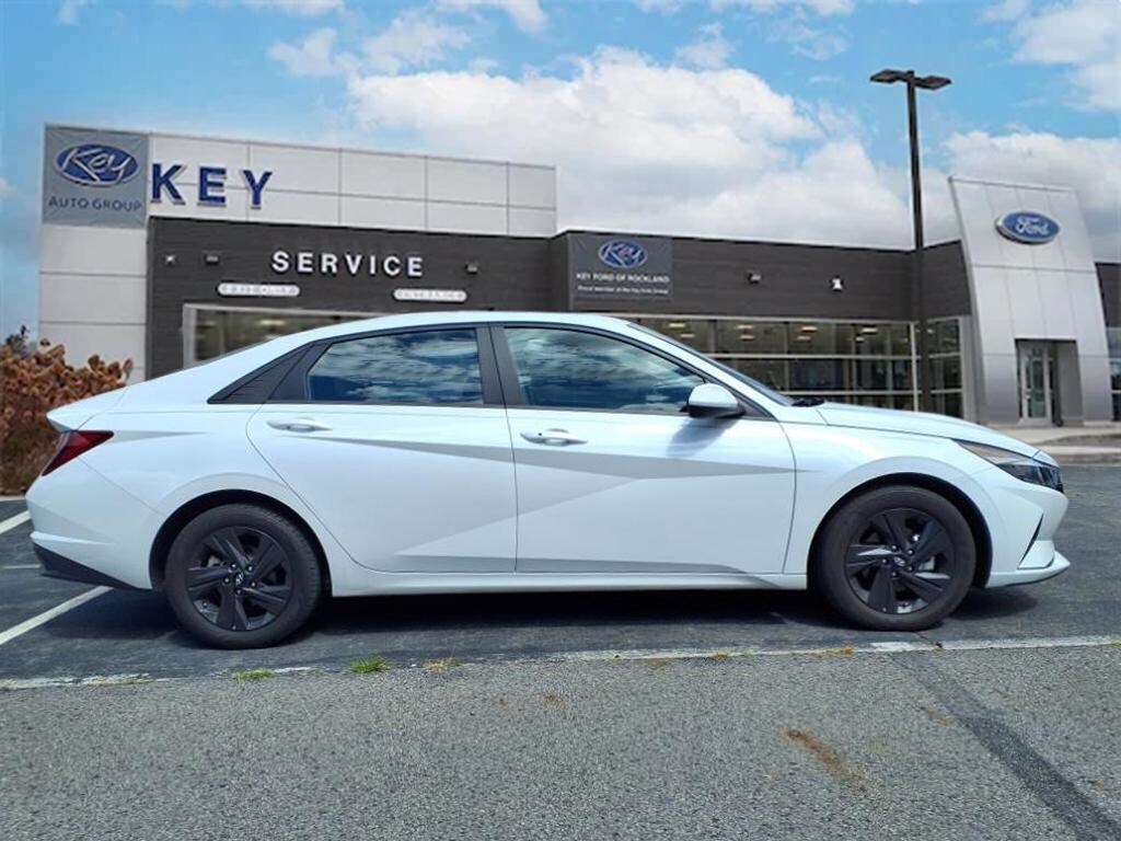 2022 Hyundai Elantra SEL photo 4
