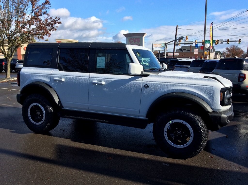 2025 Ford Bronco Outer Banks photo 2