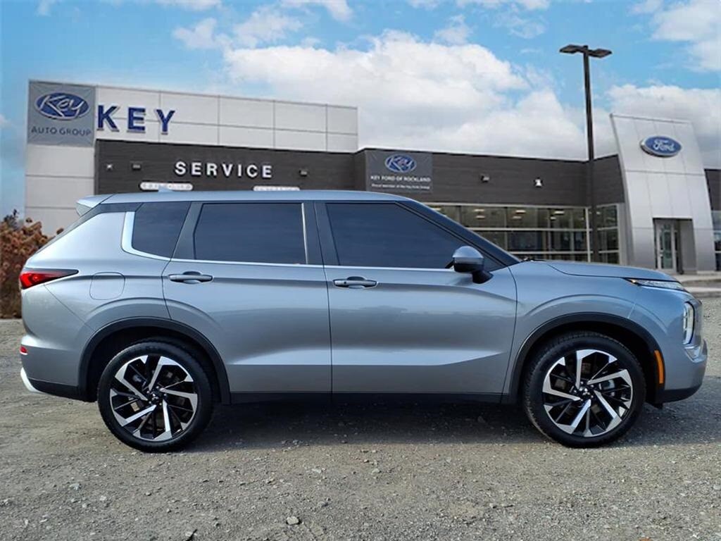 2023 Mitsubishi Outlander SE photo 2