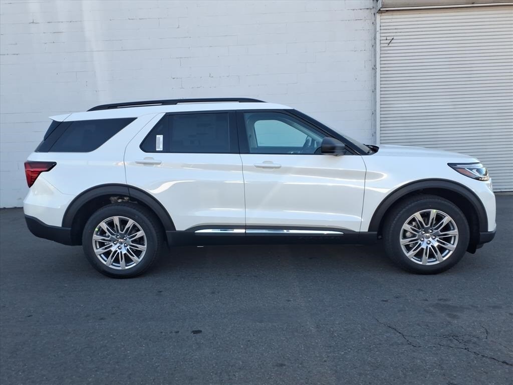 2025 Ford Explorer photo 2