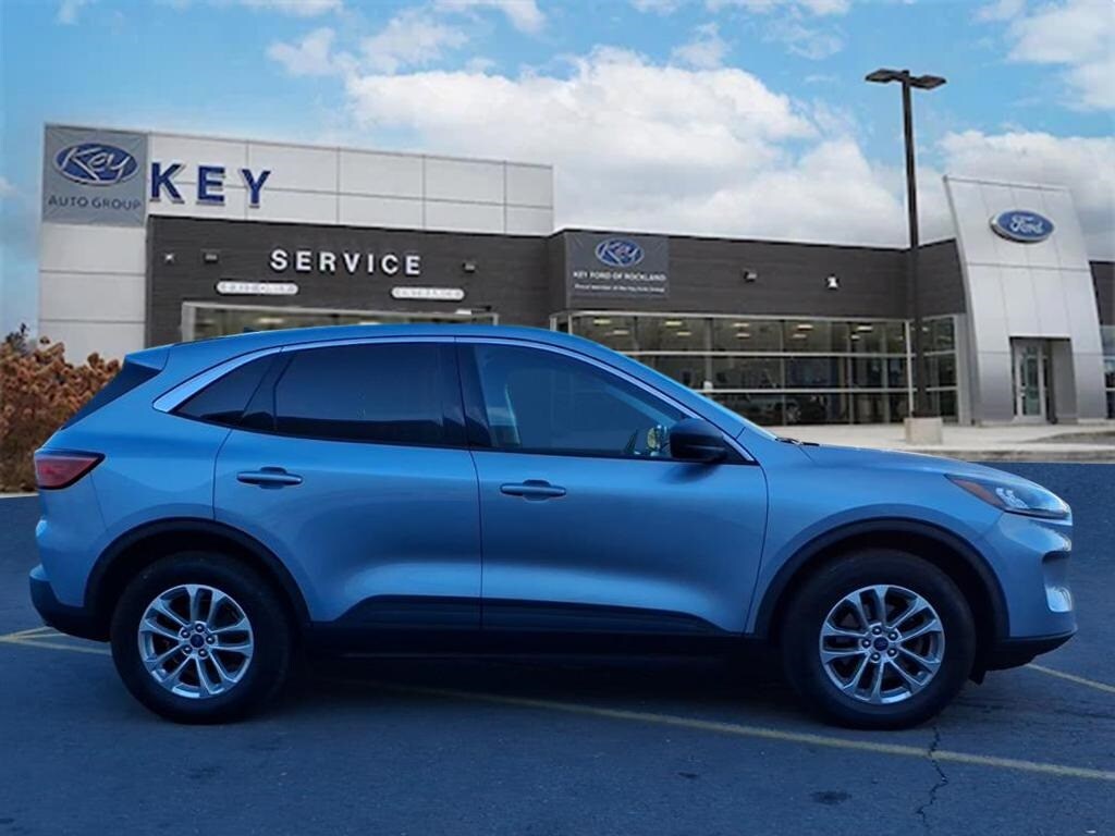 2022 Ford Escape SE photo 2