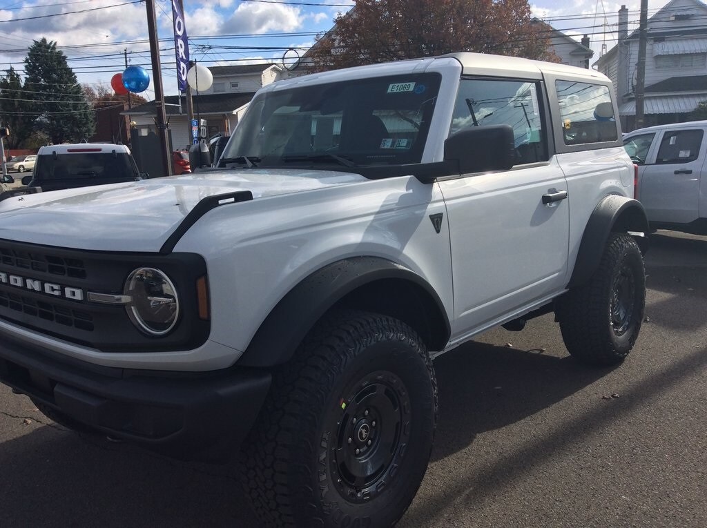 2025 Ford Bronco Base photo 2