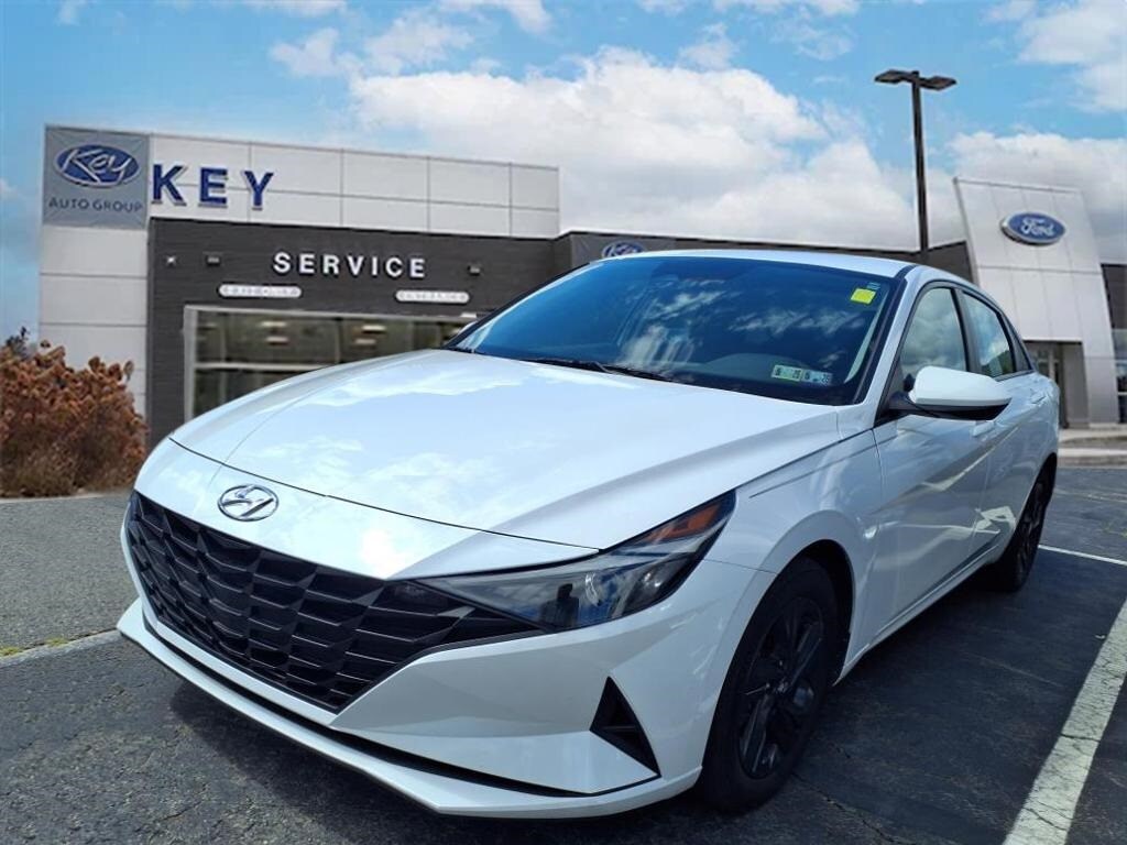 2022 Hyundai Elantra SEL photo 3