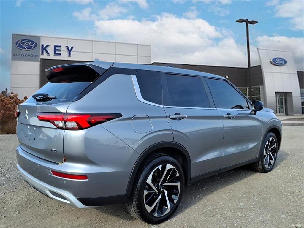 2023 Mitsubishi Outlander SE photo 3