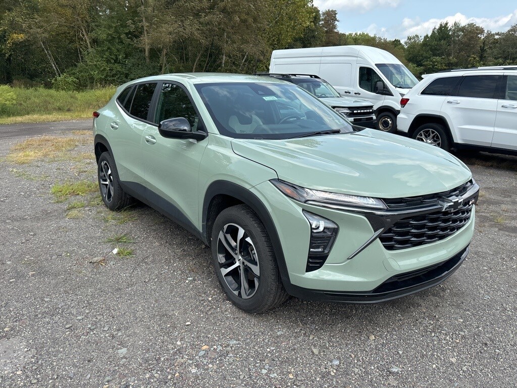 2024 Chevrolet Trax photo 2
