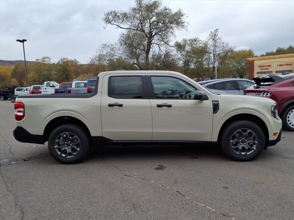2025 Ford Maverick XLT photo 2