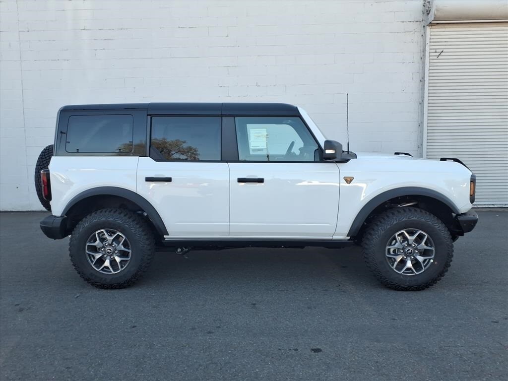 2025 Ford Bronco Badlands photo 2