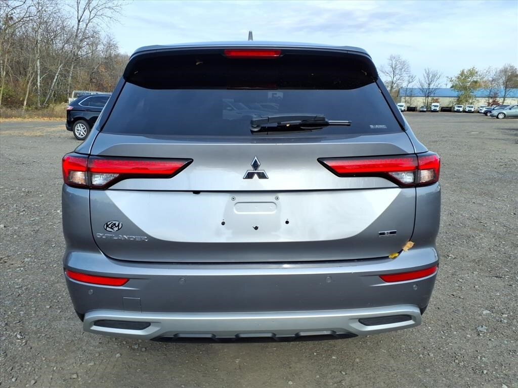 2023 Mitsubishi Outlander SE photo 3