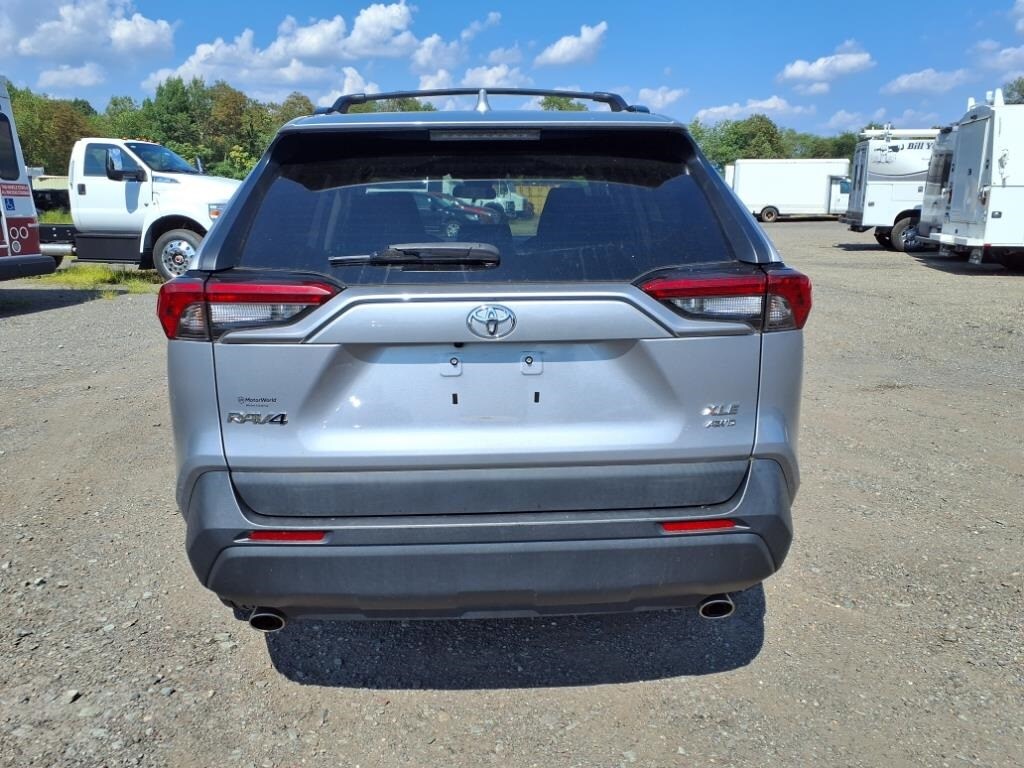 2021 Toyota RAV4 XLE photo 4