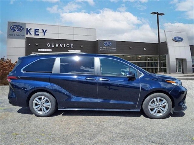 2023 Toyota Sienna Platinum photo 2